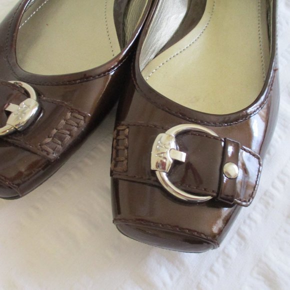 AK Impress Iflex Brown Patent Flats Buckle Accent Size 8.5M - Picture 2 of 8